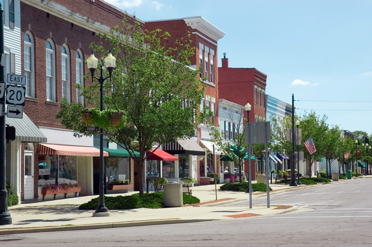 A main street in a typical midwest small town, representing Best Franchises for Small Towns