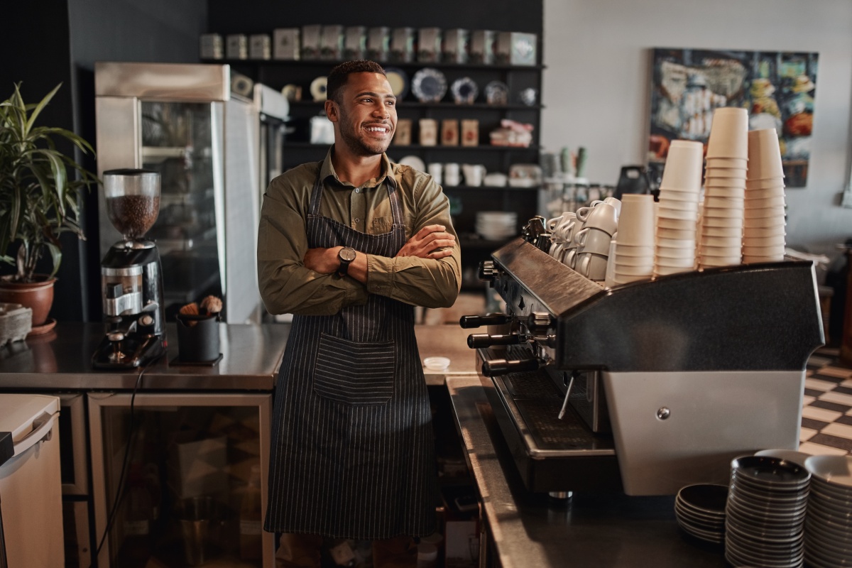 Man standing behind a coffee bar - coffee franchise